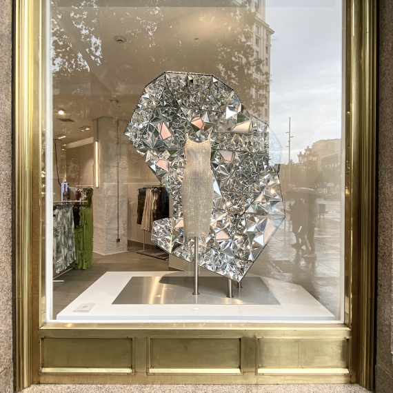 i heart interiors: Louis Vuitton Window Display :: Box of