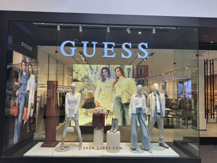 Guess Fall 2025 – Window Display